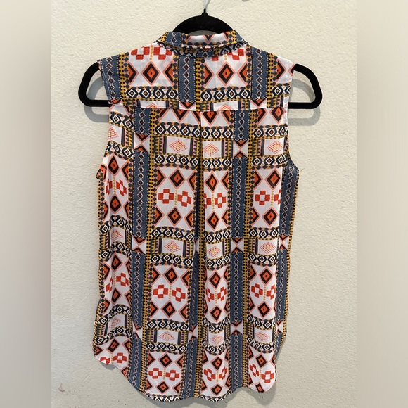 NWOT H&M’s women’s Aztec print high-low sleeveless button down blouse in size 6 - Picture 2 of 10
